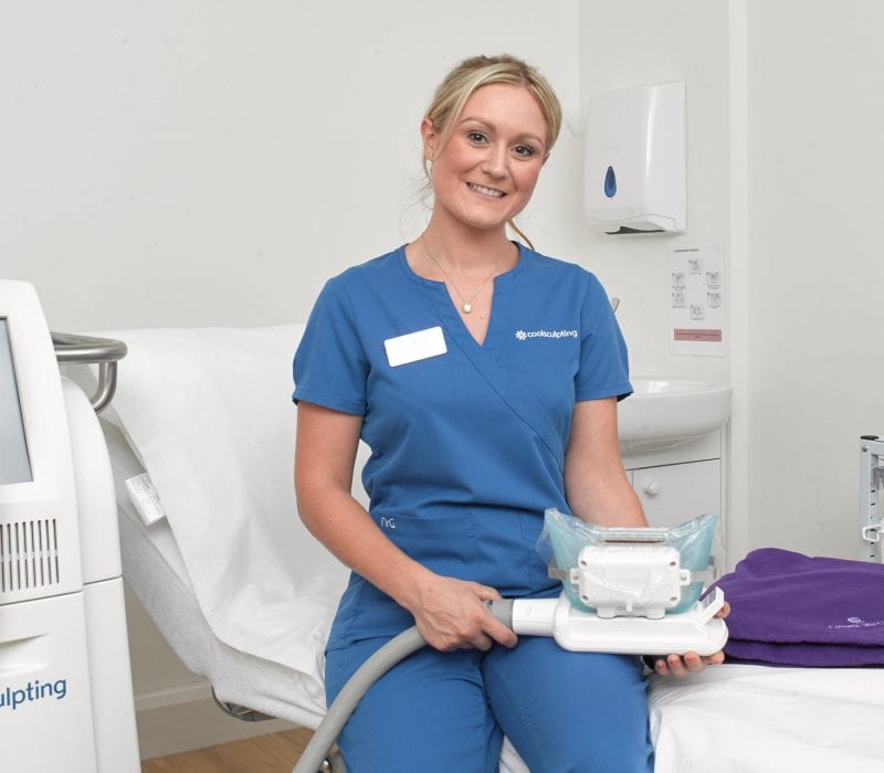 Practitioner Ria Murch holding a CoolSculpting device