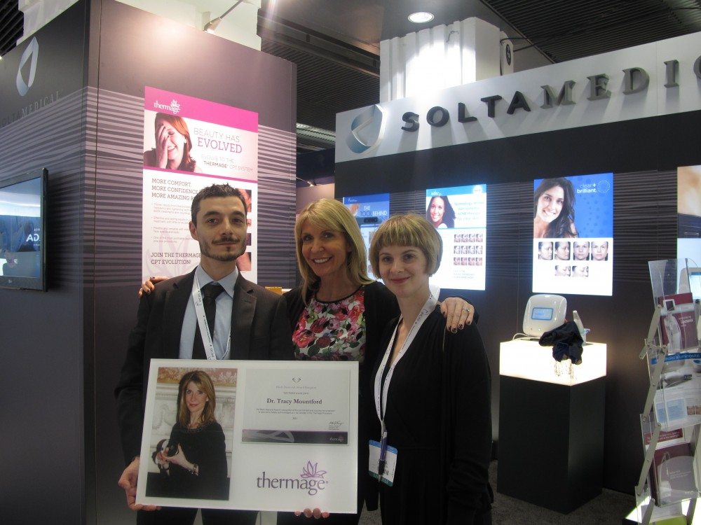 Dr Tracy Mountford being awarded the Thermage Black Diamond Award